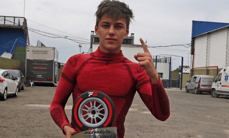 Galeano con el trofeo de la pole en la Fórmula 3 Metropolitana