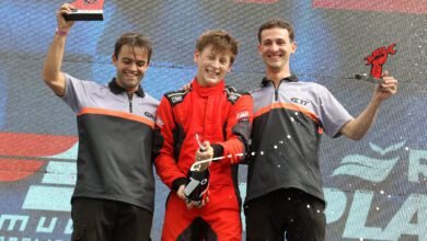 Rohwein en la final, Satorra Competición en las series 7 Rohwein celebra en el podio