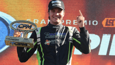 Arrías celebra en el podio del TC Pista Mouras