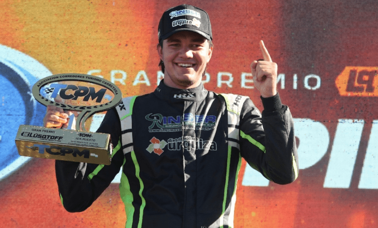 Arrías celebra en el podio del TC Pista Mouras