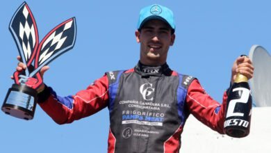 Agustín Sexe celebra el segundo puesto en el podio