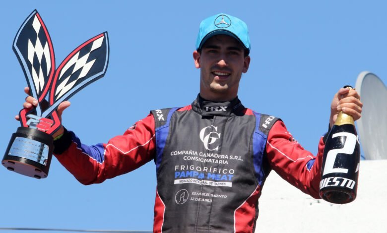 Agustín Sexe celebra el segundo puesto en el podio