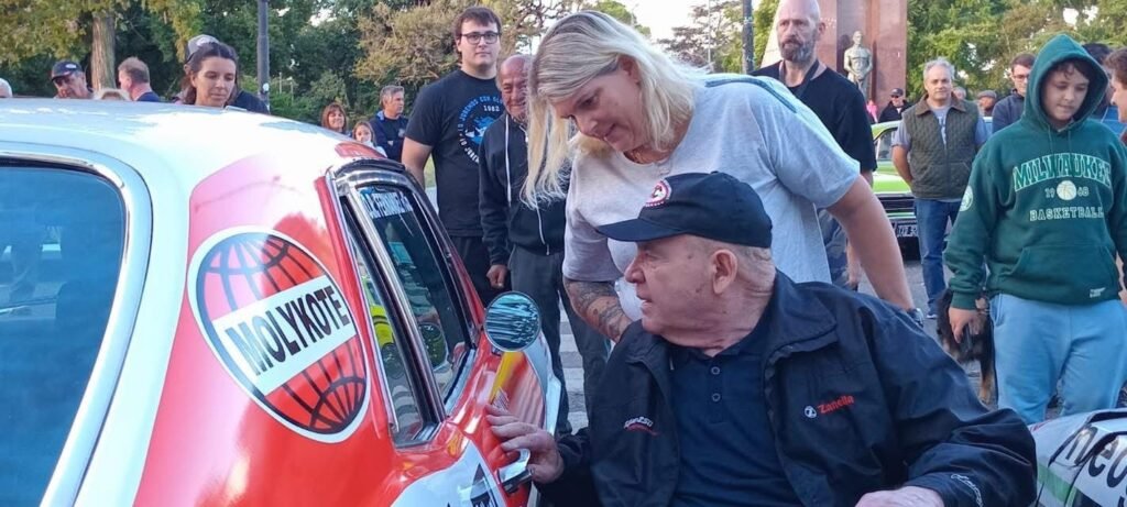 Emilio Satriano observando uno de los Chevrolet
