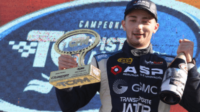 Ignacio Quintana celebra en el podio de La Plata