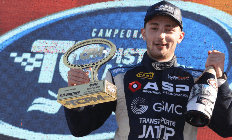 Ignacio Quintana celebra en el podio de La Plata