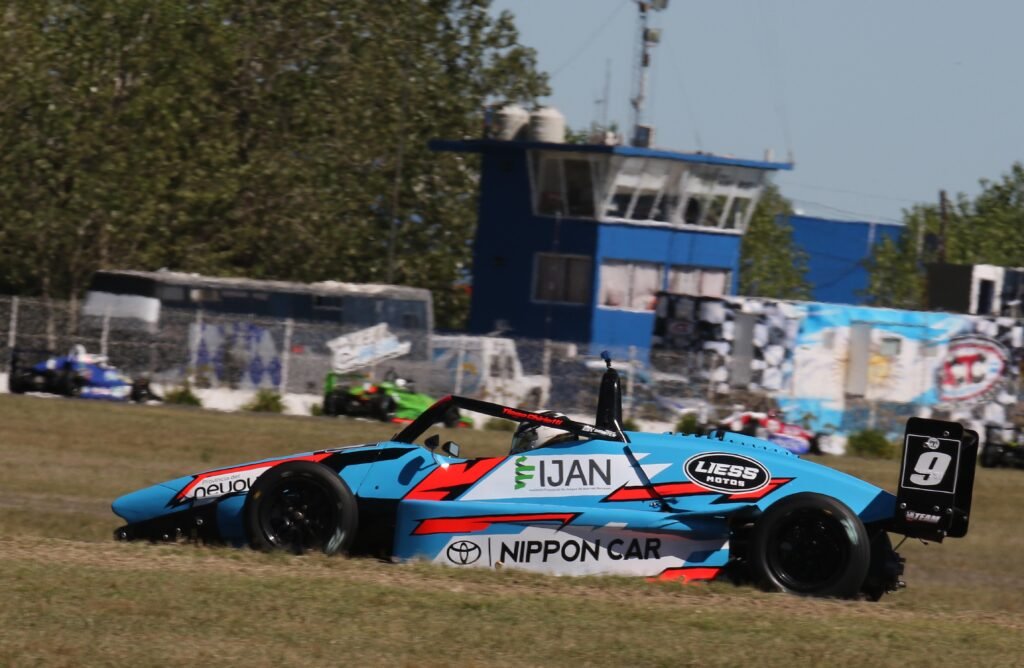 Uno de los autos de Ezequiel Cepeda en pista