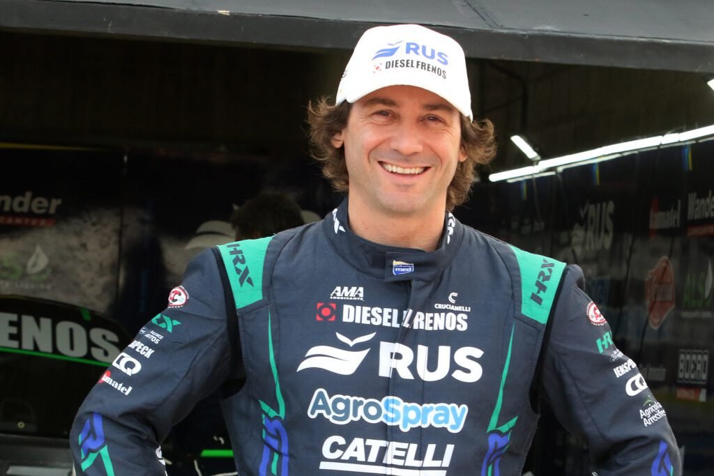 Johnnito De Benedictis en los boxes del TC