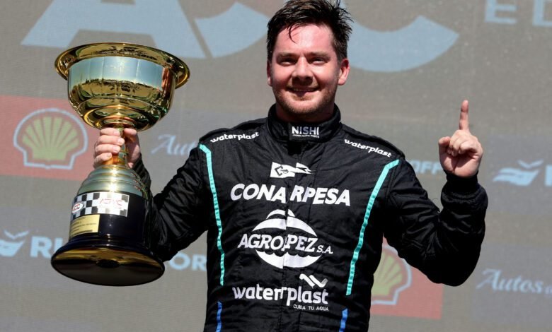 Llaver el ganadro de la carrera 1 del Turismo Carretera 2000 en Neuquen