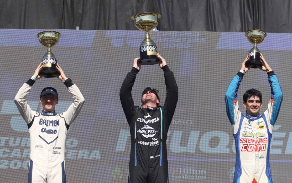 El podio de la carrera 1 encabezado por Bernie Llaver