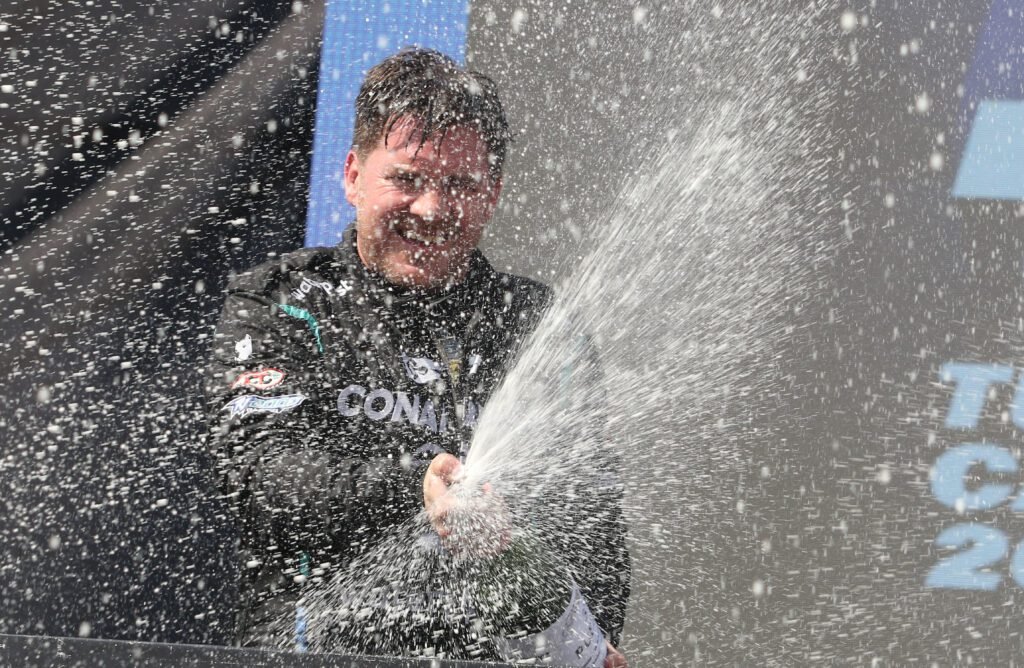 Llaver: Doblete, dominio total y liderazgo del campeonato 4 Llaver celebra en el podio