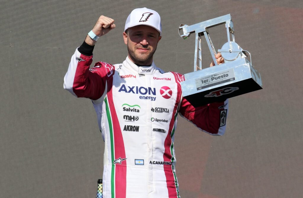 Canapino logró su primer triunfo de 2026 5 Canapino celebra en el podio de Neuquén