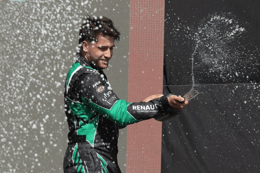 Nacho Faín celebra en el podio