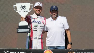 Agustín Canapino recibe de manos de Sergio Posternak la Copa Foton
