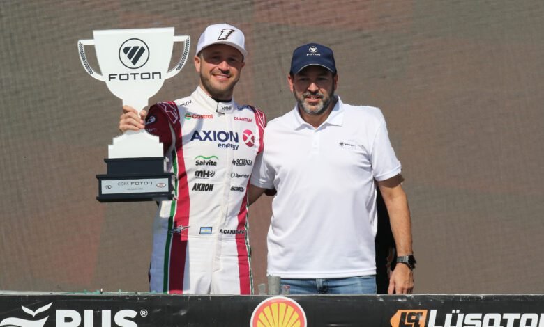 Agustín Canapino recibe de manos de Sergio Posternak la Copa Foton
