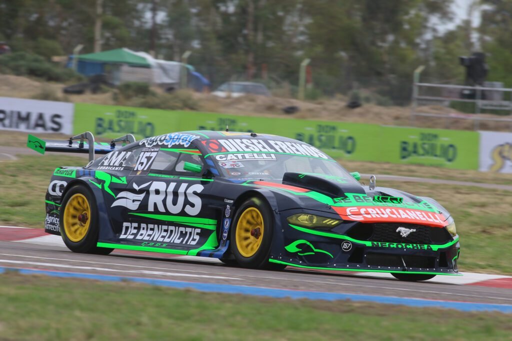 De Benedictis con el Mustang del RUS MED en Viedma