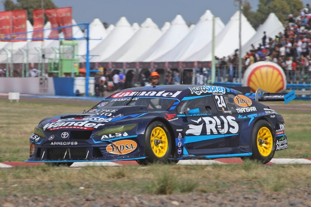 El auto de Jose Di Palma en Viedma, atendido por el RUS MED