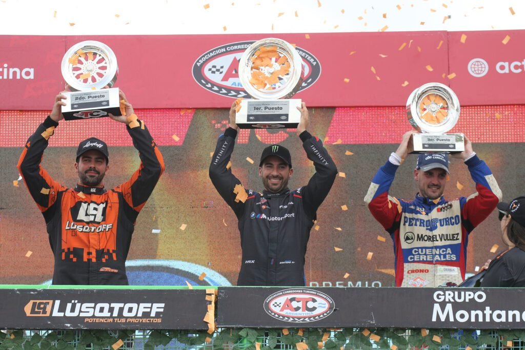 Mauricio Lambiris en el podio del Gran Premio Corven de Viedma