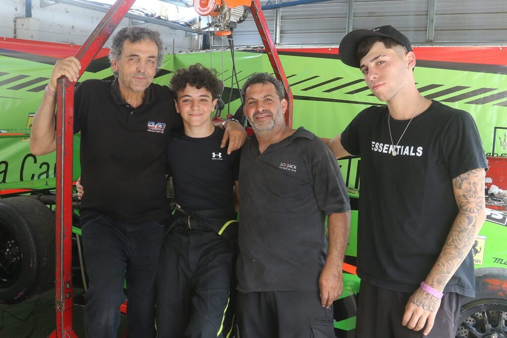 Porcelli junto a los Fara en los boxes