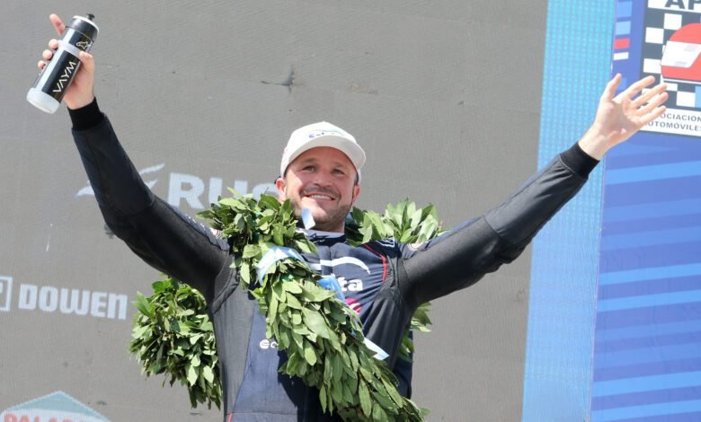 Canapino en el podio del TN