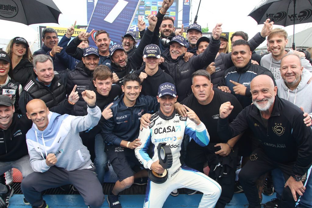 Pernía es el poleman de la Clase 3 4 Leonel Pernía festeja con su gente la pole