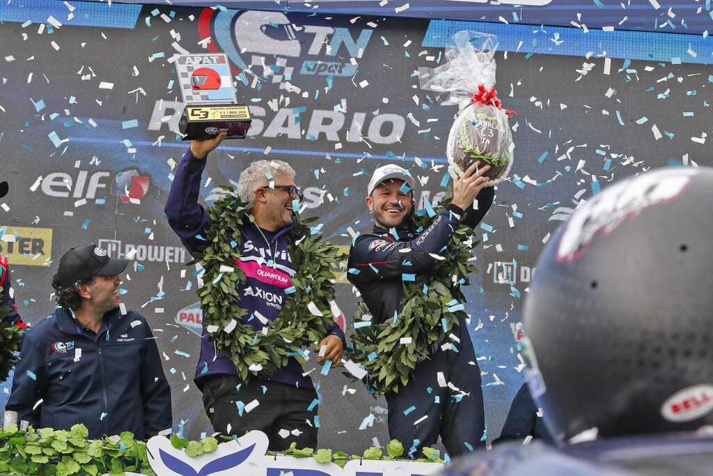 Canapino imparable: segundo triunfo consecutivo en la Clase 3 4 El festejo de Agustín Canapino en el podio