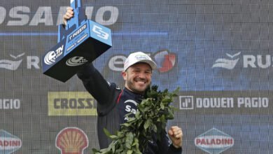 Agustín Canapino celebra en el podio de Rosario