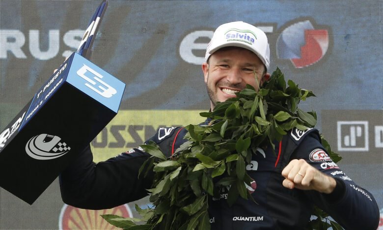 Agustín Canapino celebra en el podio de Rosario