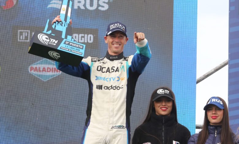 Pernía: “Hay que seguir trabajando” 1 Leonel Pernía celebra en el podio de la Clase 3 de Rosario