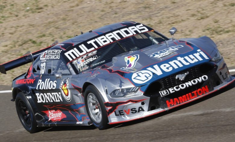 Rodrigo Lugon en su auto de TC