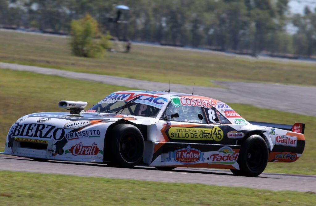 Pasión que resiste: la historia de Gabriel Grijniewicz 3 Gabriel Grijniewicz y su pasión por su Turismo 4000