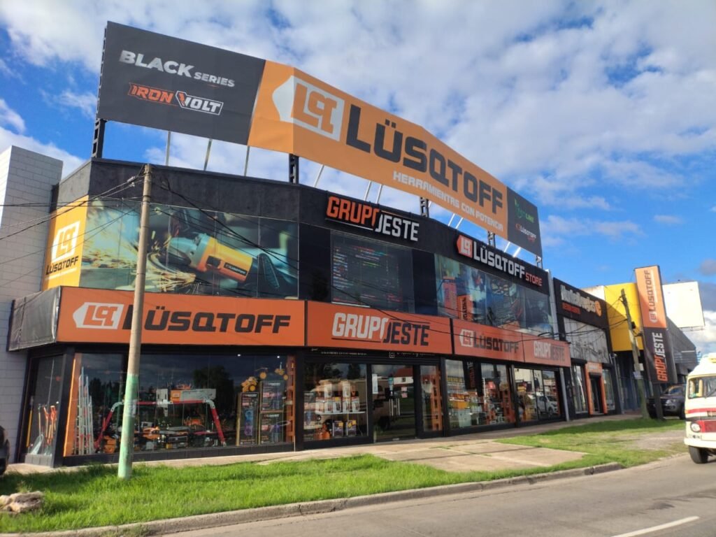 Grupo Oeste: El “mundo naranja” que revoluciona el Oeste bonaerense 2 La esquina de Grupo Oeste en Castelar