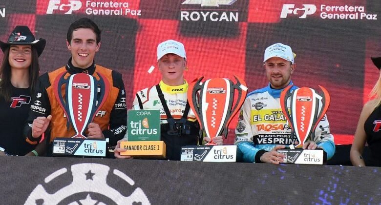 Lucio Rodríguez celebra en el podio de la Clase 1