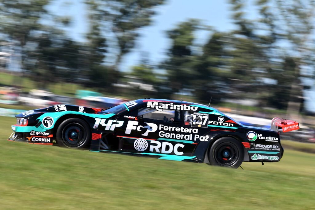 Marco Dianda en su Dodge Challenger