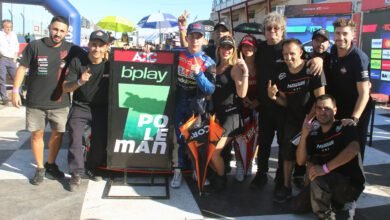 El festejo de la pole de Santilli Pazos