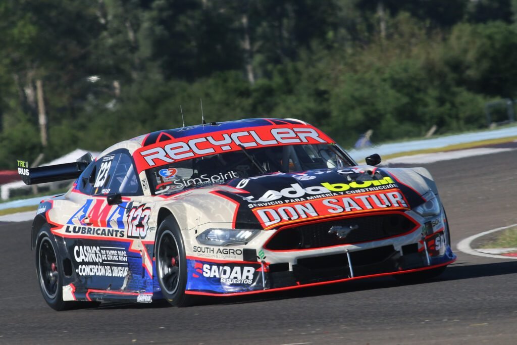 Santilli Pazos transita con su Mustang por Concencpción del Uruguay