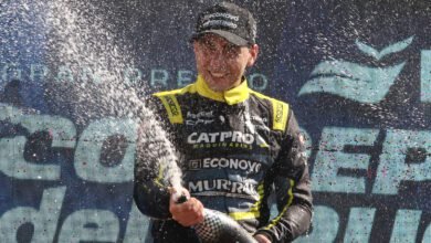 Eugenio Provens celebra en el podio