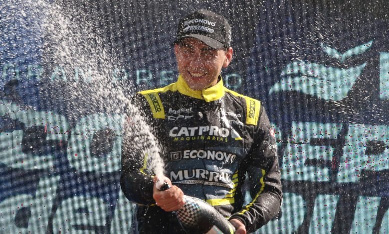 Eugenio Provens celebra en el podio