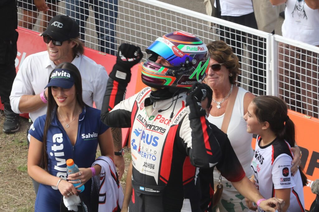 Mangoni celebra rodeado por su mamá, María Inés y su hija Julieta