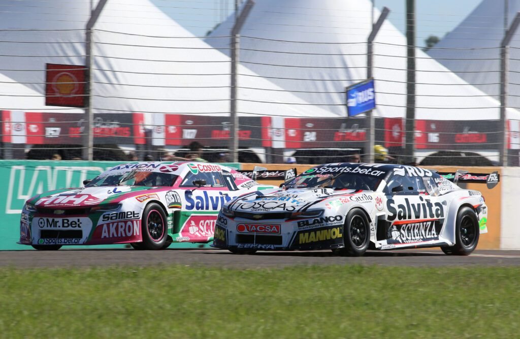 Santiago Mangoni en pista, junto a su cmpañero de equipo Agustín Canapino