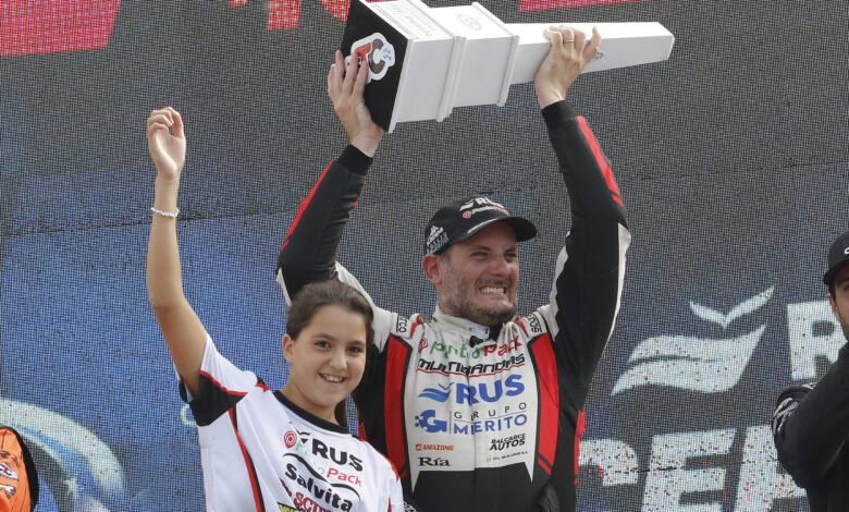 Mangoni con su hija Julieta en el podio