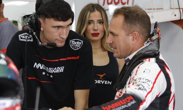 Mariano Werner conversando con su ingeniero