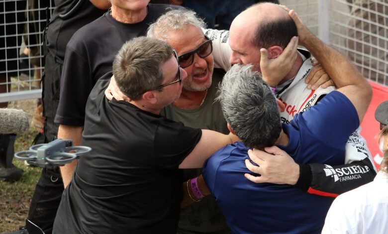 Walter Perez y el Canning festejan la victoria de Santiago Mangoni