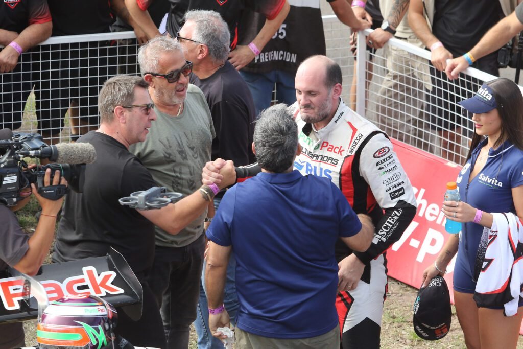 Walter Perez en el festejo de la victoria de Santiago Mangoni