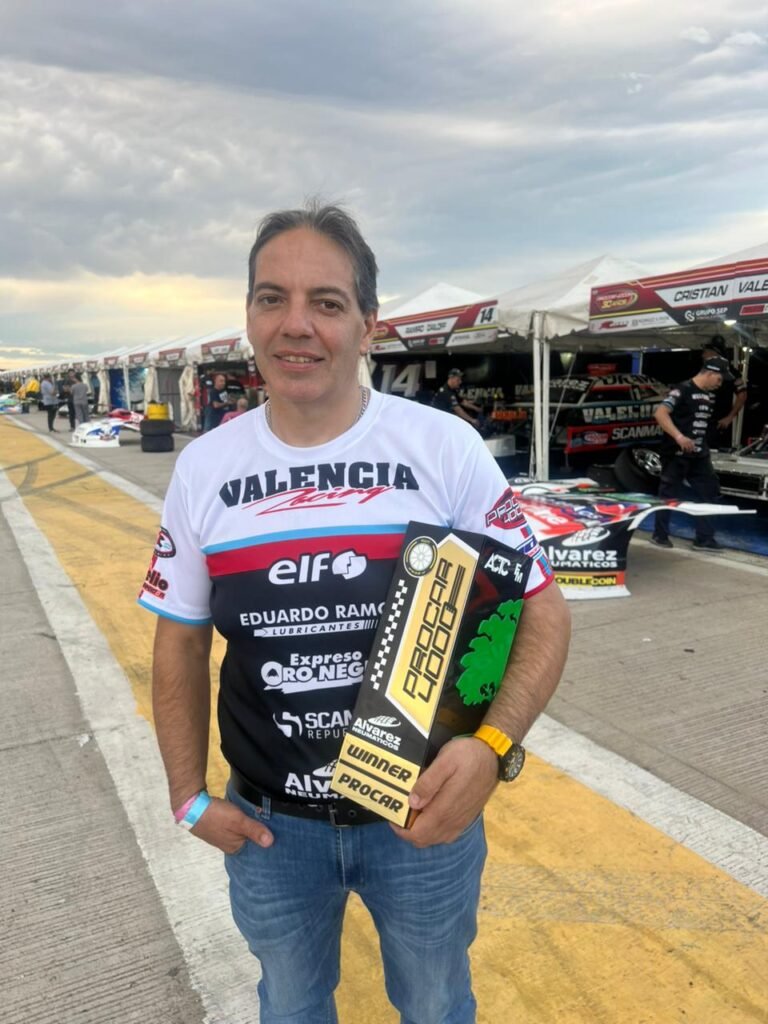 Cristian Valencia en los boxes de su gran pasión