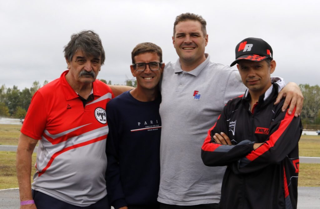 Mariano Pestoni en los boxes de la Fórmula 