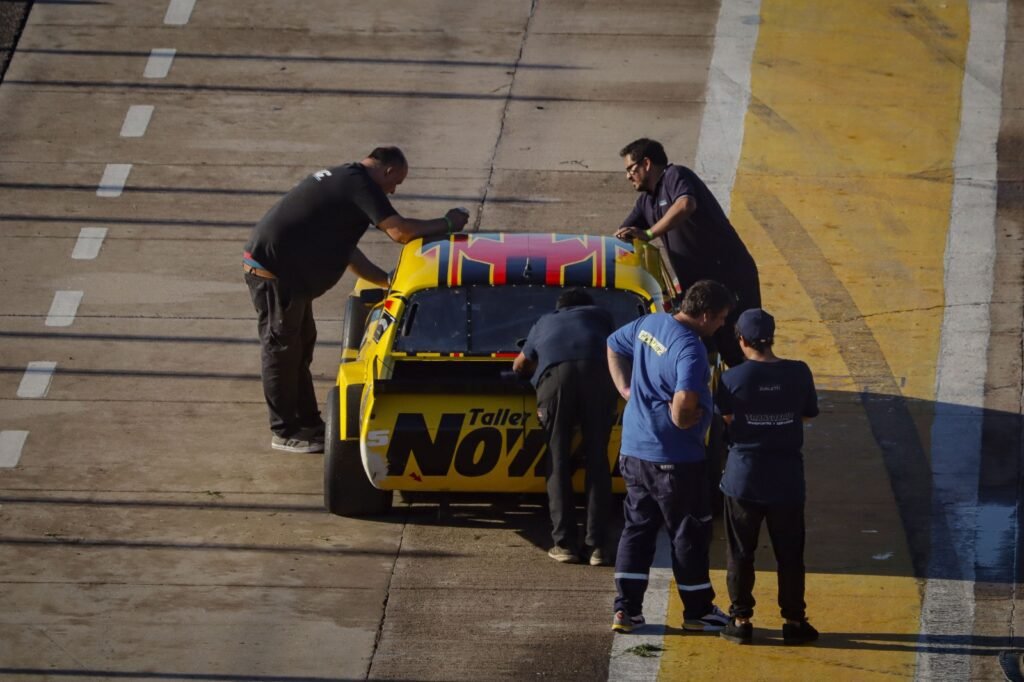 Diego Martinez trabajando en su equipo