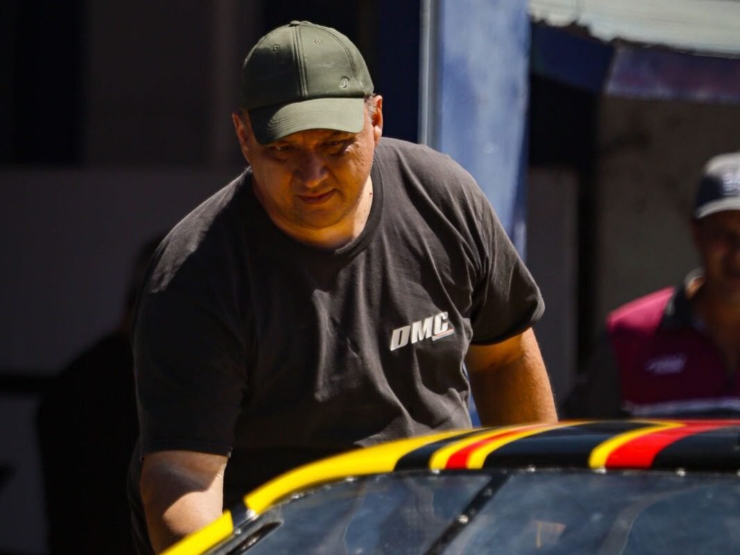 Diego Martinez trabajando en los boxes