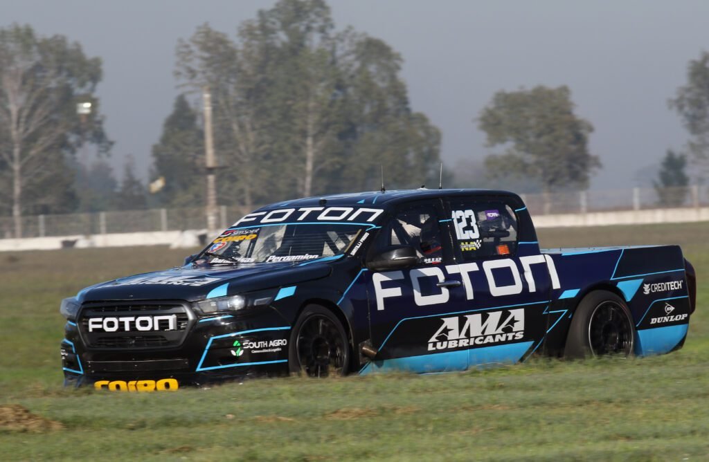 Santilli Pazos transita con la Foton por La Plata