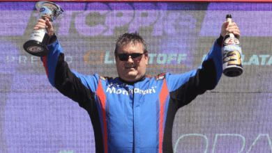 Montanari celebra en el podio e la Copa Master del TC Pista Pick Up