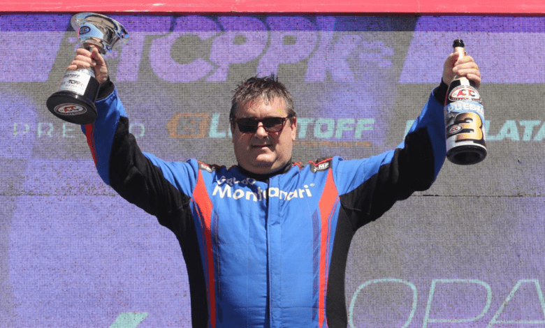 Montanari celebra en el podio e la Copa Master del TC Pista Pick Up